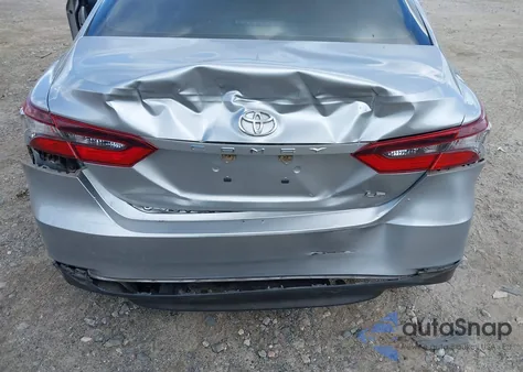 2022 Toyota Camry Le z USA, uszkodzony, nr VIN 4T1C11AK2NU634390